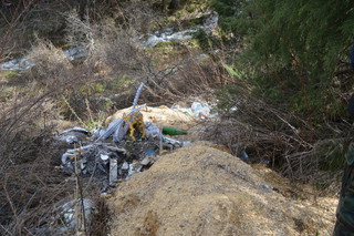 В ущелье Туюк разбросан мусор, - читатель (фото, видео)