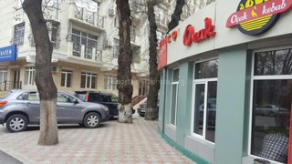 Владельцу кафе Ocak kebab поручено вскрыть тротуарную брусчатку к стволам 2-х деревьев и обеспечить пространство для их полива, - мэрия Бишкека