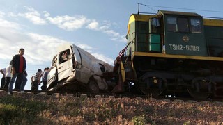 В Московском районе поезд протаранил «Спринтер» и протащил его около 200 метров <b><i>(фото, видео)</i></b>