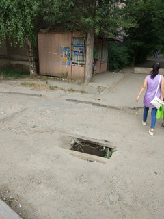 В мкр Аламедин-1 яма на дороге создает неудобства пешеходам и автомашинам, - бишкекчанин (фото)