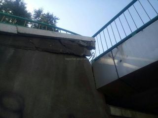 Опора перил моста на Л.Толстого-Байтик баатыра находится в аварийном состоянии (фото)