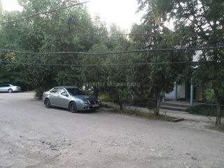 На пересечении улицы Шопокова и проспекта Чуй в Бишкеке свисают провода (фото)