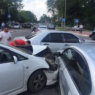 Из-за неисправного светофора в центре Бишкека за час в аварию попали 6 машин <i>(фото)</i>
