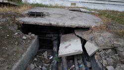 Возле дома №90 на Патриса Лумумбы сломали покрытие ямы, где находится элеваторный узел отопления