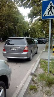 На пересечении Суеркулова-Тыныстанова автомашина припаркована на пешеходном переходе (фото)