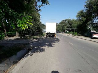 На проезжей части ул.Астраханской в Бишкеке уже несколько месяцев стоит прицеп, - читатель (фото)
