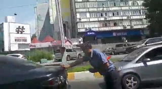 Инспектор патрульной милиции помог водителю подтолкнуть заглохшую машину на Абдрахманова-Боконбаева <i>(видео)</i>