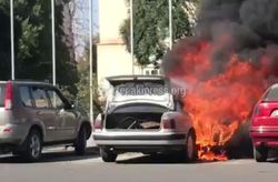 Видео — На площади Ала-Тоо сгорела машина