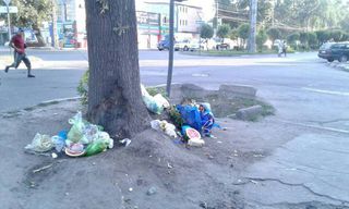 Замечания горожанина по поводу мусора на пересечении проспекта Жибек Жолу и улицы Суюмбаева устранены, - мэрия Бишкека