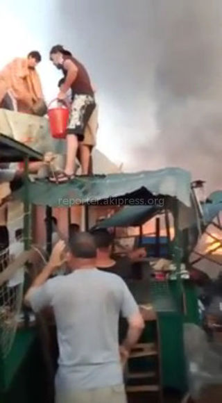 Видео очевидцев пожара на рынке города Узген