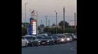Видео — В Балыкчы наблюдалась двухкилометровая пробка
