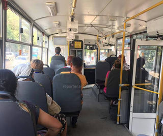 Водитель троллейбуса №10 пошел в аптеку, оставив троллейбус и пассажиров на остановке <i>(видео) </i>