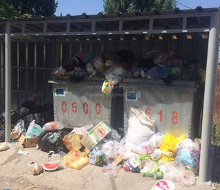 Житель Бишкека жалуется, что мусорные баки на Каралаева-Койбагарова давно не вывозятся