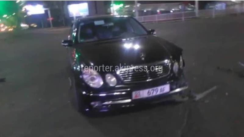 В центре Бишкека столкнулись служебная машина ГУОБДД и «Мерседес» (фото, видео)