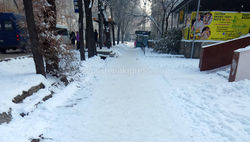 Тротуары многих улиц Бишкека не очищены от наледи, - горожанин