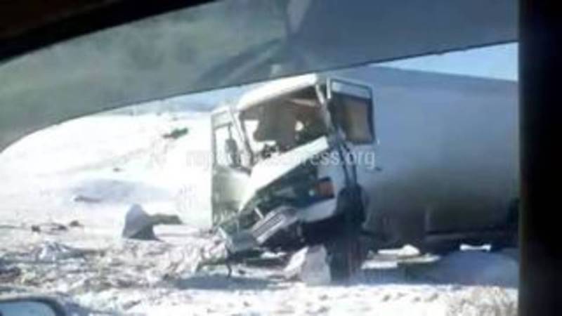 «Тойота» превратилась в груду металла после столкновения с грузовиком (видео)