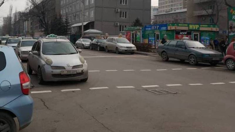 Когда обратят внимание на таксистов, которые паркуются на пешеходном переходе ул.Боконбаева?