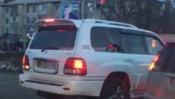 В Бишкеке на пересечении Юнусалиева-Суеркулова «Лексус» выехал на встречную полосу (видео)
