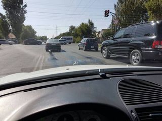 Патрульная милиция оштрафовала водителя грузовой машины, из которого пролилось масло на улицы Бишкека
