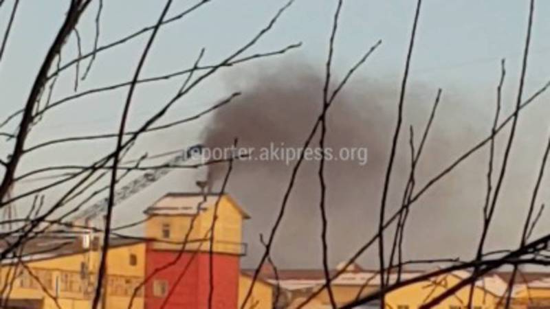 Видео — Дым от бани в центре Бишкека