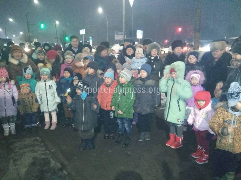 «Дед Мороз и Снегурочка сбежали, а подарки раздали чужим детям». Житель Бишкека жалуется на новогоднее представление (видео)