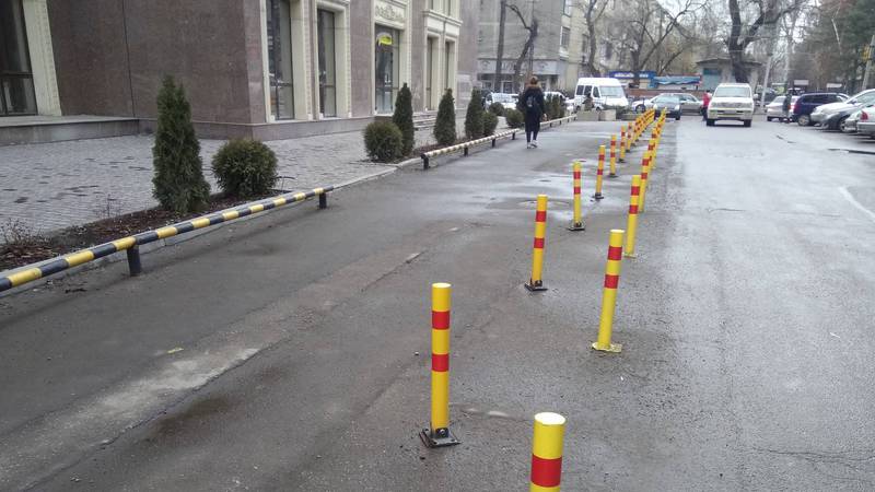 На Киевская - Гоголя законно ли установлены столбы на проезжей части дороги, - бишкекчанин (фото)