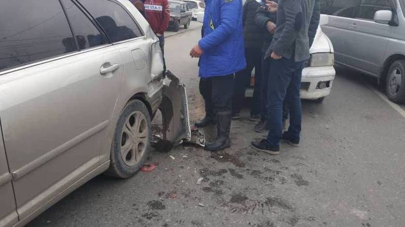 Видео – В Бишкеке на Бакаева - Алтымышева столкнулись три автомобиля