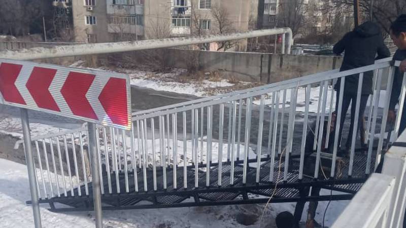 В Бишкеке на Масалиева - Малдыбаева деревянную лестницу заменили на металлическую, - мэрия