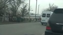 В Бишкеке на ул.Некрасова водитель маршрутки выехал на встречную полосу, - читатель (видео)