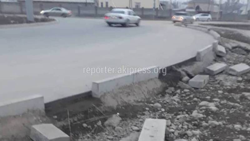В жилмассиве Ак-Орго на Ахунбаева-Кырк-Кыз отвалились бордюры вдоль дороги (фото)