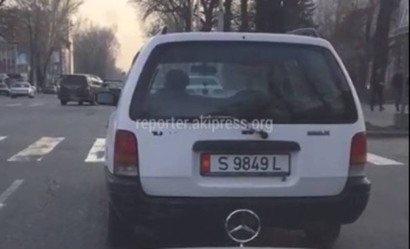 В Бишкеке на улице Абдрахманова выхлопы легкового автомобиля загрязняет воздух, - читатель (видео)