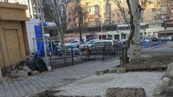 Законно ли на Токтогула-Исанова строят павильон и переделали газон под парковку, - бишкекчанин (фото)