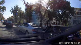 На проспекте Жибек Жолу в Бишкеке произошло небольшое ДТП (видео)