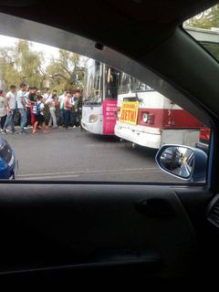 Троллейбус зажал автобус на остановке у ЦУМа <i>(фото)</i>