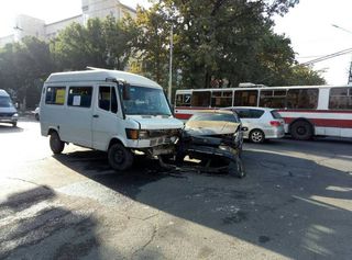 На Киевской-Логвиненко в Бишкеке столкнулись маршрутка и легковая машина <i>(фото)</i>