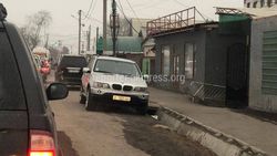 В Бишкеке на Курманжан Датка-Фрунзе водители паркуются против направления движения (фото)