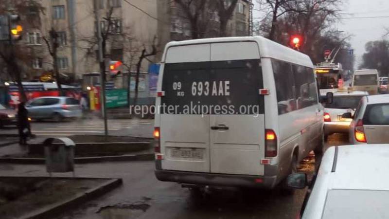 На Московской-Уметалиева водитель маршрутки №110 выехал на встречную полосу (фото)