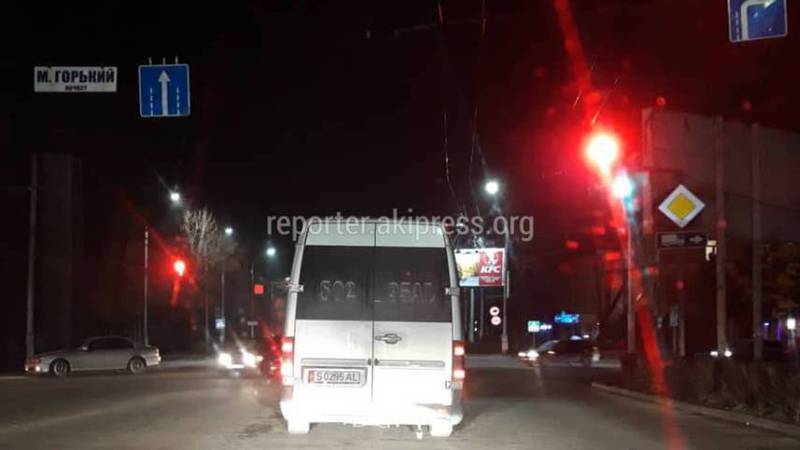 В Бишкеке на Ч.Айтматова-Горького водитель буса остановился за стоп-линией (фото)