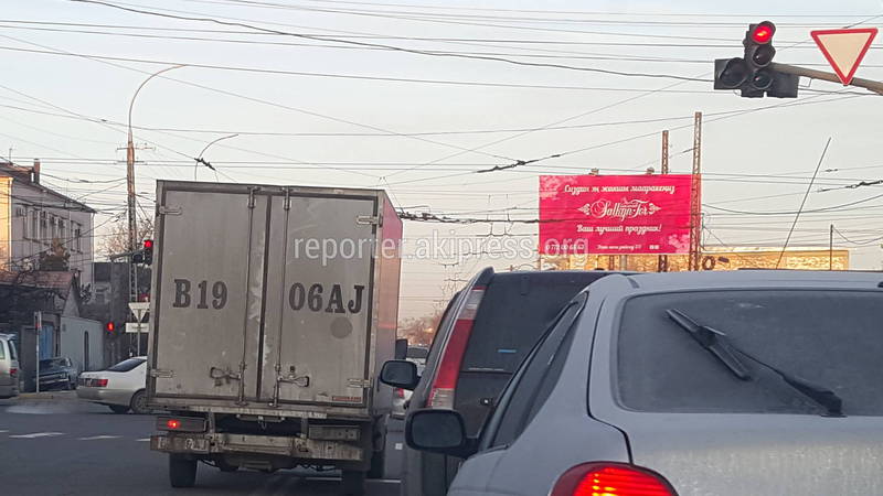 В Бишкеке на Ахунбаева-Юнусалиева водитель грузовика объехал поток по встречной полосе, - очевидец (фото)