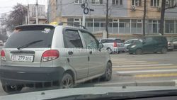 В Бишкеке на Киевской-Раззакова водитель такси припарковался на пешеходном переходе