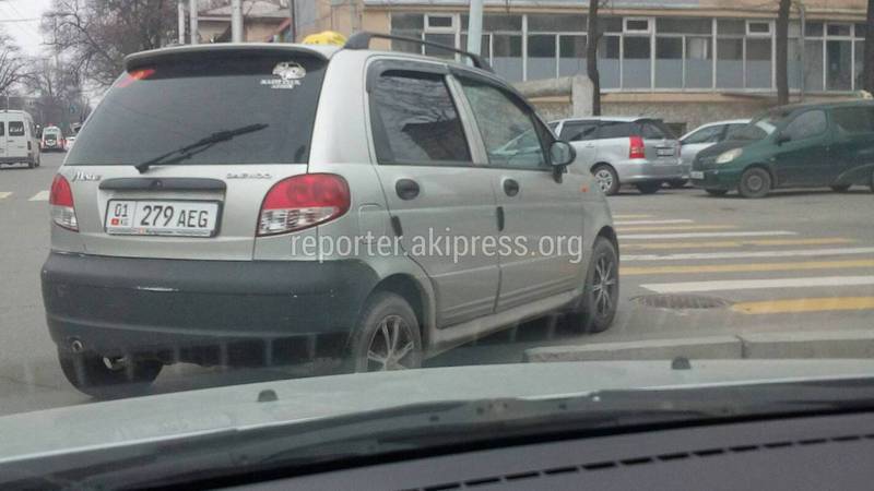 В Бишкеке на Киевской-Раззакова водитель такси припарковался на пешеходном переходе