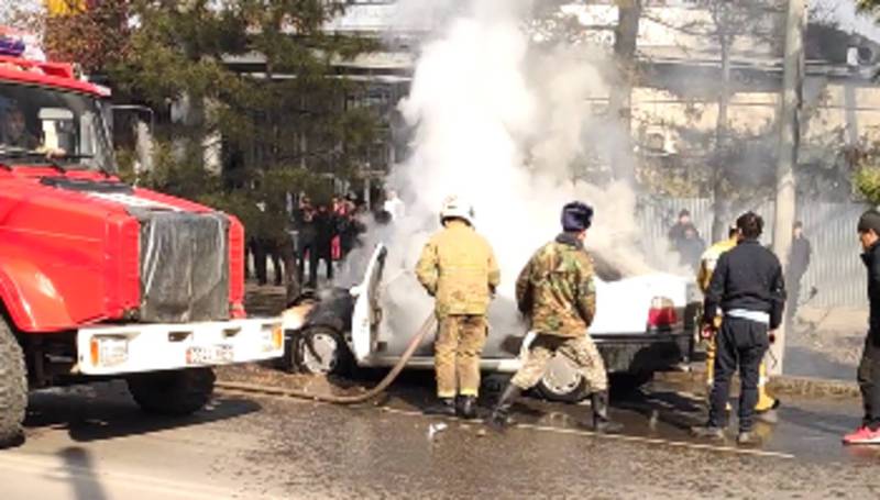 На Жибек Жолу - Манаса загорелся автомобиль, на месте работают пожарные (видео)