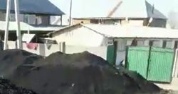 В жилмассиве Ак-Бата вдоль объездной трассы продают уголь, пыль от которого попадает в дома (видео)
