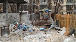В 8 микрорайоне на стройке дома №9/2 забросали проезд мусором, - бишкекчанин (фото)