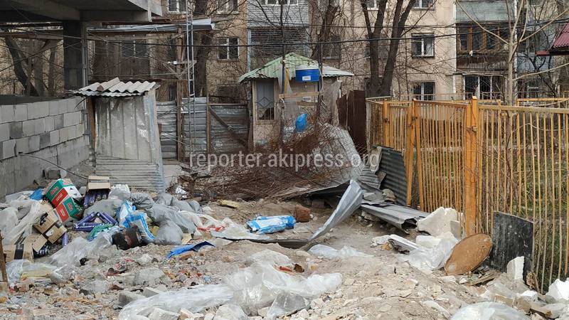 В 8 микрорайоне на стройке дома №9/2 забросали проезд мусором, - бишкекчанин (фото)