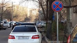 В Бишкеке на Горького-Тыныстанова водители паркуются в зоне действия знака «Остановка запрещена» (фото)