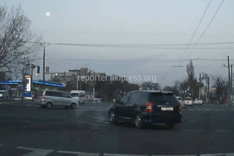 В Бишкеке на Жибек-Жолу-Ибраимова водитель «Тойоты» дважды нарушил ПДД (видео)