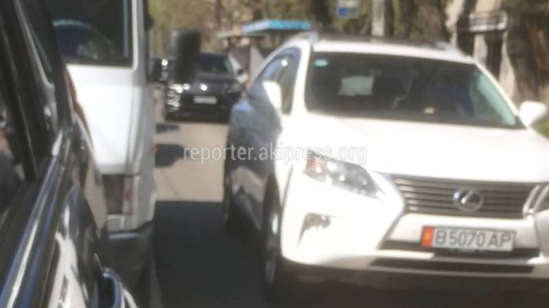 В Бишкеке на ул.Московской три джипа выехали на встречную полосу, - очевидец (видео)