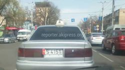 На улицах Бишкека замечен водитель такси с поврежденным госномером на автомобиле (фото)