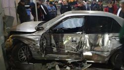 ДТП на Южной магистрали: «Лексус» после столкновения с «Ауди» врезалась в витрину автоцентра